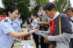 20家参会的电动自行车企业代表配合正在质量许诺